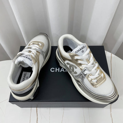 CHANEL 26S SNEAKER 35 MM IN WHITE FABRIC AND GOLD CALFSKIN LOW TOP