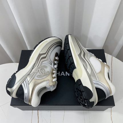 CHANEL 26S SNEAKER 35 MM IN WHITE FABRIC AND GOLD CALFSKIN LOW TOP