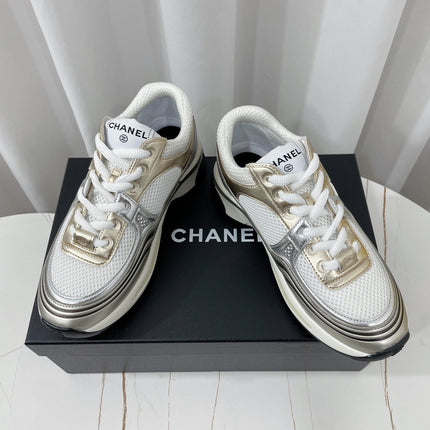 CHANEL 26S SNEAKER 35 MM IN WHITE FABRIC AND GOLD CALFSKIN LOW TOP