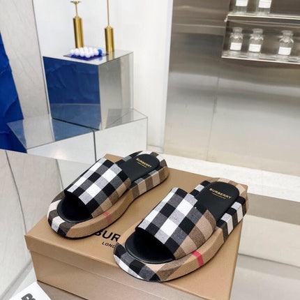 BURBERRY 26S SLIDE SANDALS IN ARCHIVE BEIGE BLACK FABRIC