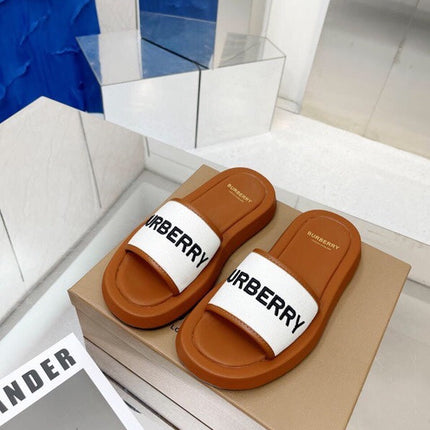 BURBERRY 26S SLIDE SANDALS IN CARAMEL BROWN CALFSKIN AND WHITE FABRIC