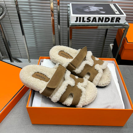 CHYPRE SLIPPERS IN BEIGE LAMB WOOL AND LIGHT FRENCH BEIGE SUEDE