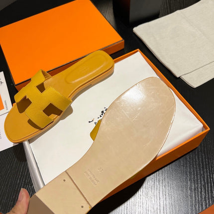 0RAN SANDAL Leather Medallion
