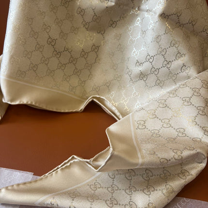 GUCCI 26S SCARF 90 IN SILK 816289