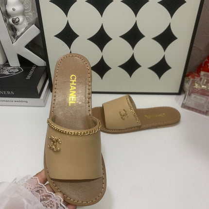 CHANEL 26S SANDALS IN BEIGE CALFSKIN GOLD-TONE CHAIN DETAIL