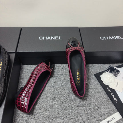 CHANEL 26S BALLET FLATS IN BLACK & BURGUNDY PATENT LEATHER