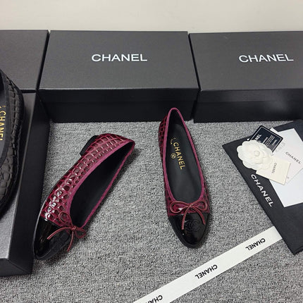 CHANEL 26S BALLET FLATS IN BLACK & BURGUNDY PATENT LEATHER