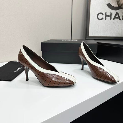 CHANEL 26S SQUARE-TOE PUMP IN BROWN CROCODILE EMBOSSED LAMBSKIN WITH WHITE TRIM