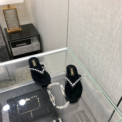 THONG SLIDE IN BLACK SUEDE WITH WHITE DOT