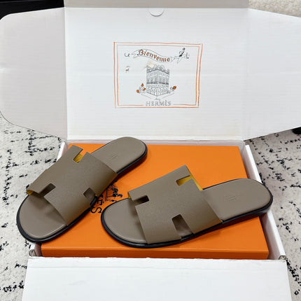 HM 26S IZMIR SANDAL IN ETOUPE LAMBSKIN
