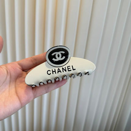 CHANEL 26S HAIR CLAW CLIP IN WHITE METAL 503067