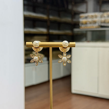 CD 26S PEARL FLORAL DROP EARRINGS GOLD TONE METAL 645545