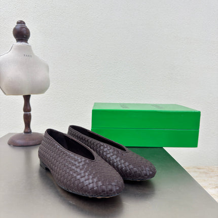 BOTTEGA VENETA 26S BALLET FLATS IN DARK BROWN WOVEN LAMBSKIN