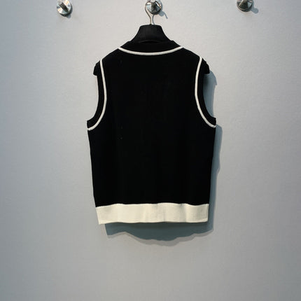 CHANEL 26S SLEEVELESS V-NECK BLAZER 670
