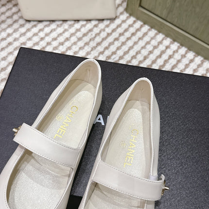 CHANEL 25S MARY JANE FLAT IN WHITE LAMBSKIN WITH YELLOW CAP TOE GOLD HARDWARE