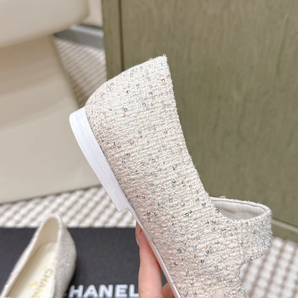 CHANEL 25S MARY JANE FLAT IN WHITE TWEED WITH BLACK CAP TOE GOLD HARDWARE