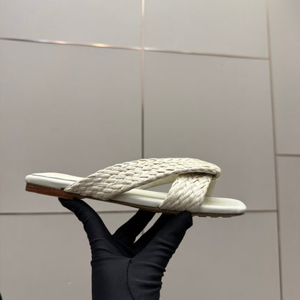 BOTTEGA VENETA 26S SANDALS IN WHITE CALFSKIN AND RAFFIA