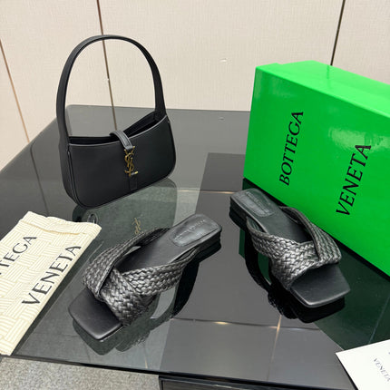 BOTTEGA VENETA 26S SANDALS IN BLACK CALFSKIN AND RAFFIA