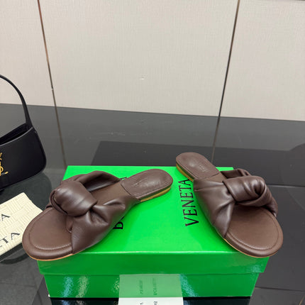 BOTTEGA VENETA 26S SLIDE SANDALS IN BROWN LAMBSKIN