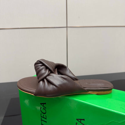BOTTEGA VENETA 26S SLIDE SANDALS IN BROWN LAMBSKIN