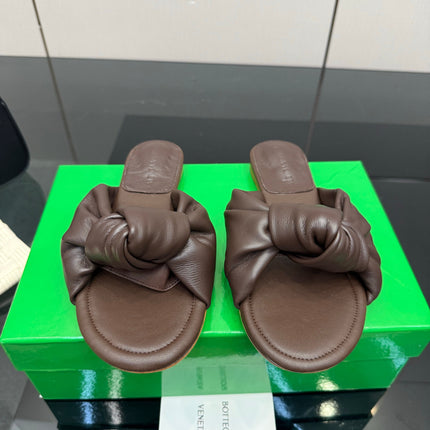 BOTTEGA VENETA 26S SLIDE SANDALS IN BROWN LAMBSKIN