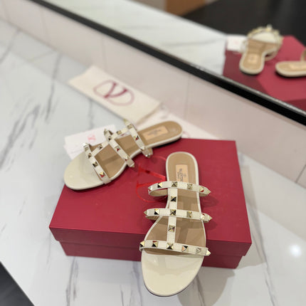 VALENTINO 26S SANDALS IN CREAM WHITE CALFSKIN WITH GOLD STUDS