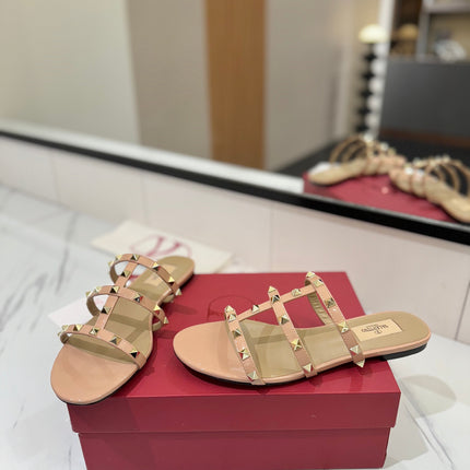 VALENTINO 26S SANDALS IN BEIGE PINK PATENT CALFSKIN WITH GOLD STUDS