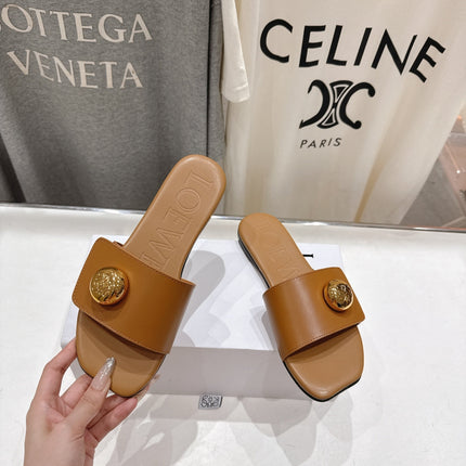 LOEWE 26S PEBBLE SLIDE IN CAMEL BROWN CALFSKIN GOLD HARDWARE