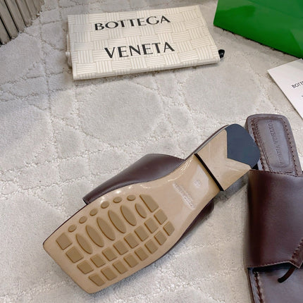 BOTTEGA VENETA 26S FLAT THONG SANDALS IN DARK BROWN LAMBSKIN