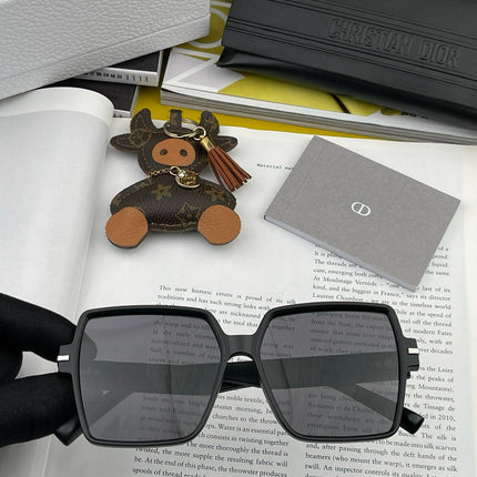 MONTAIGNE SQUARE SUNGLASS CD4780 IN ACETATE