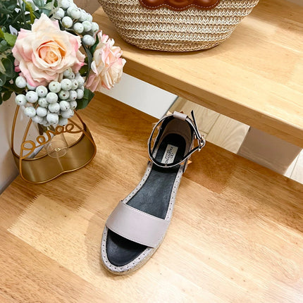 ROCKSTUD FLATFORM SANDAL IN SOFT PINK CALFSKIN