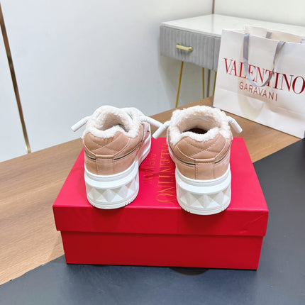 VALENTINO 25S GARAVANI ONE STUD XL PLATFORM SNEAKERS IN LIGHT PINK LAMBSKIN AND WOOL