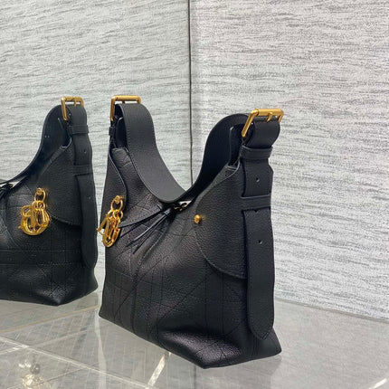 DIOR 25S SMALL VOYAGE BAG 23 IN BLACK FLAT MACROCANNAGE GRAINED CALFSKIN
