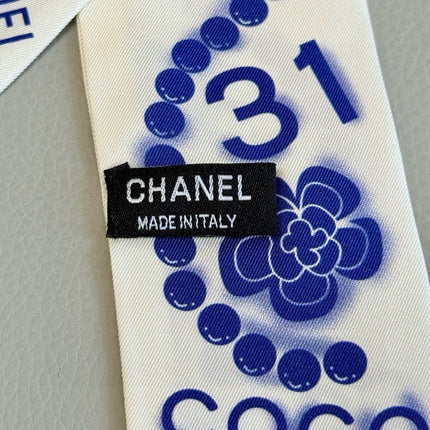CHANEL 26S TWILLY SCARF 120 IN SILK 502602