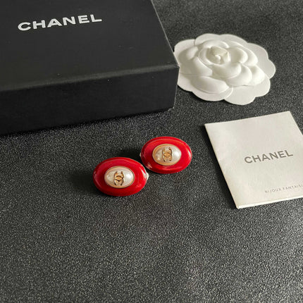 CHANEL 26S DOUBLE C LOGO RED ENAMEL PEARL OVAL STUD EARRINGS IN GOLD METAL 629152