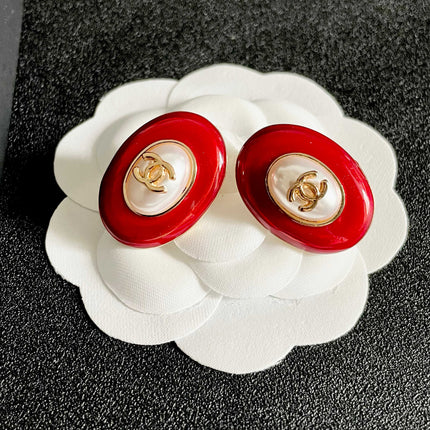 CHANEL 26S DOUBLE C LOGO RED ENAMEL PEARL OVAL STUD EARRINGS IN GOLD METAL 629152