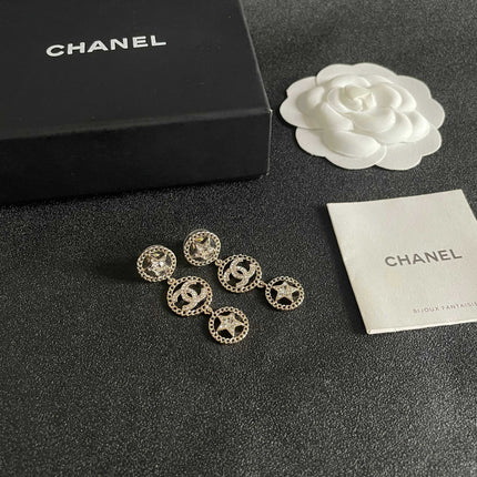 CHANEL 26S DOUBLE C LOGO CRYSTAL STAR DROP DANGLE EARRINGS IN GOLD METAL 629988