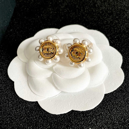 CHANEL 26S DOUBLE C LOGO PEARL TRIM ROUND STUD EARRINGS IN GOLD METAL 631021