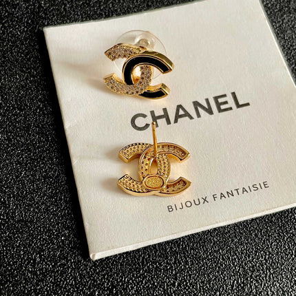 CHANEL 26S DOUBLE C LOGO BLACK ENAMEL & CRYSTAL ROUND STUD EARRINGS IN GOLD METAL 631030