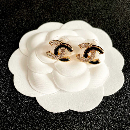 CHANEL 26S DOUBLE C LOGO BLACK ENAMEL & CRYSTAL ROUND STUD EARRINGS IN GOLD METAL 631030