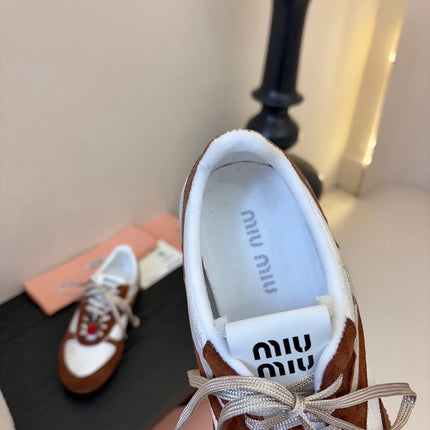 MIUMIU 26S SNEAKERS IN WHITE AND CARAMEL BROWN SUEDE AND MESH