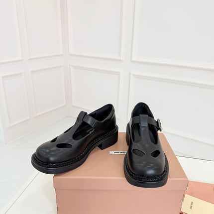 MIUMIU 26S SANDAL 35MM IN BLACK CALFSKIN WITH STYLIZED T-STRING