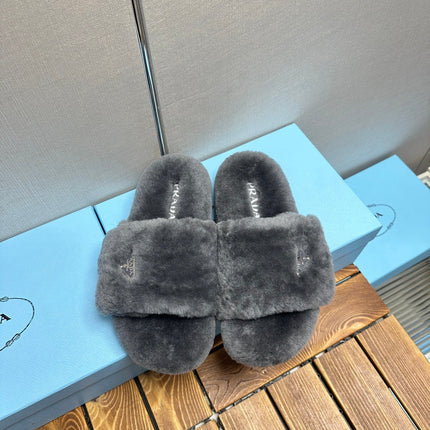 THICK-SOLED FUR SLIDES GRAY WITH TRIANGLE LOGO