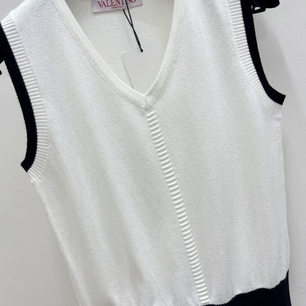VALENTINO 26S SLEEVELESS V-NECK KNIT TOP 435