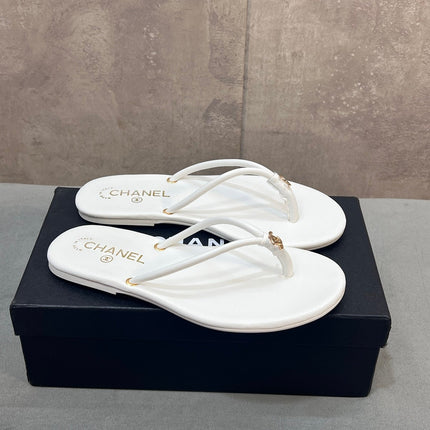CHANEL 26S FLIP FLOPS IN WHITE CALFSKIN CC LOGO