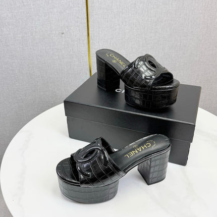 CHANEL 26S BLOCK HEEL SANDALS 100 MM IN BLACK CROCODILE-EMBOSSED CALFSKIN