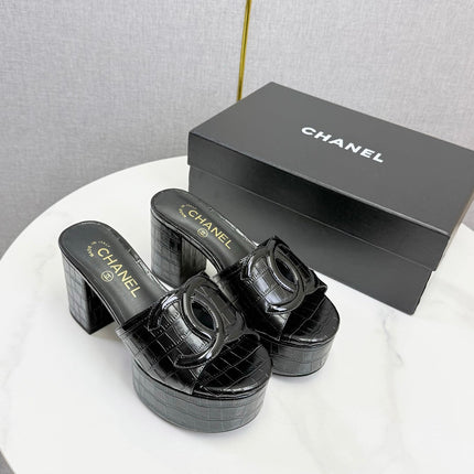CHANEL 26S BLOCK HEEL SANDALS 100 MM IN BLACK CROCODILE-EMBOSSED CALFSKIN