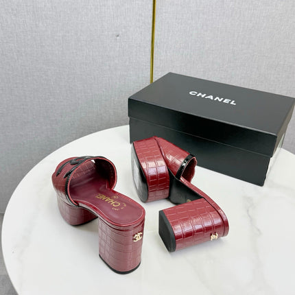CHANEL 26S BLOCK HEEL SANDALS 100 MM IN RED CROCODILE-EMBOSSED CALFSKIN