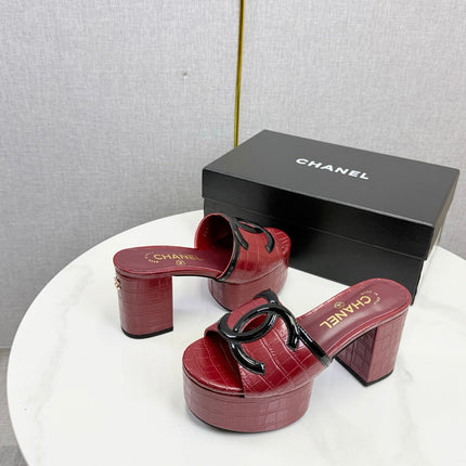CHANEL 26S BLOCK HEEL SANDALS 100 MM IN RED CROCODILE-EMBOSSED CALFSKIN