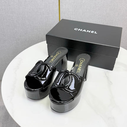CHANEL 26S BLOCK HEEL SANDALS 100 MM IN BLACK PATENT CALFSKIN